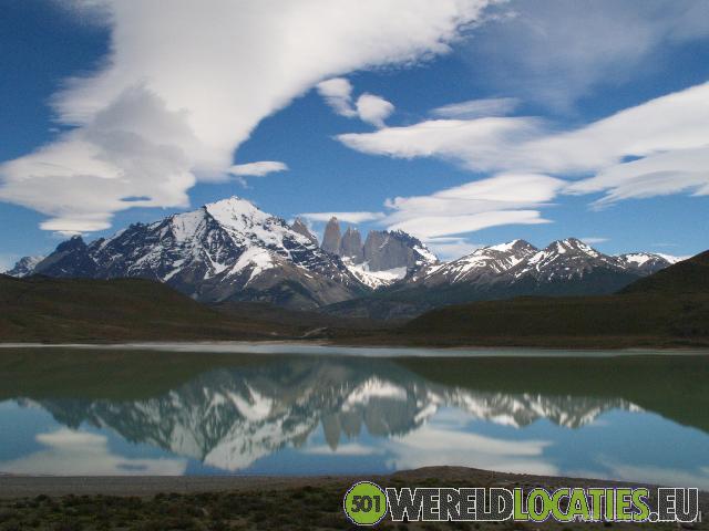 Chili | De granieten torens van Torres del Paine weerspiegelen in het meer