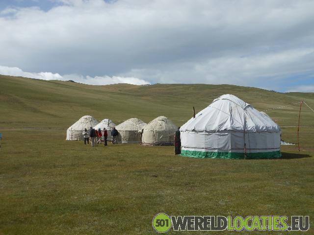 Kirgizië | Yurts op de oever van het Issyj Kul meer
